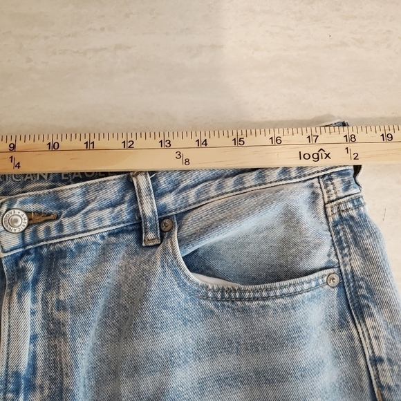 American Eagle Mom Jeans Womens 16 Busted Knee Light Acid Wash Ankle length - Picture 6 of 11
